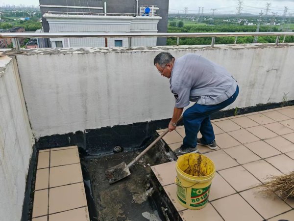 博远策略 沪郊朱泾镇，“拆违小分队”迎风出动，11处排水“绊脚石”被清除